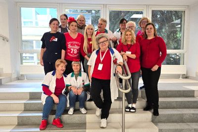 Pracownicy przychodni przy ulicy Kochanowskiego ubrani na czerPracownicy Poradnii Zdrowia Psychicznego ubrani na czerwono.wono.